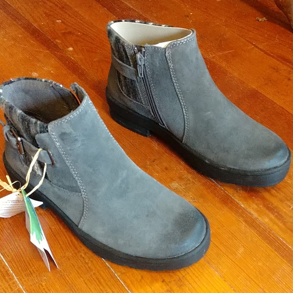 GRAY EARTH ORGINS LEATHER ANKLE BOOTS